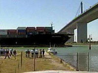 Australia: Bố ném con gái 4 tuổi xuống sông 